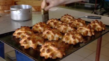 Tepside taze pişmiş hamur işi..