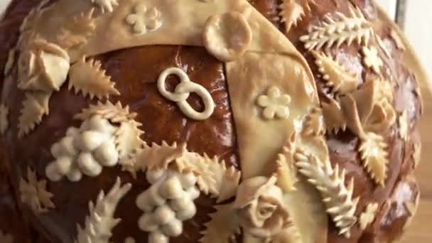 Close up beautifully decorated wedding bread. — Stock Video