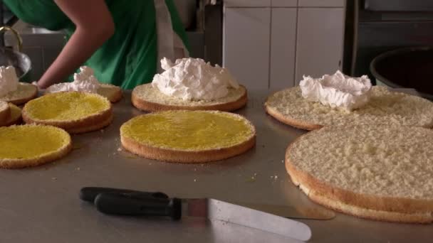 Bereiding van gebak in de bakkerij. — Stockvideo