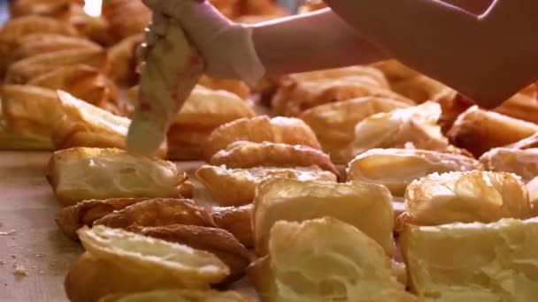 Baker mengisi puff dengan buttercream . — Stok Video