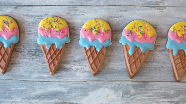アイスクリームの形をしたクッキーの列. — ストック動画