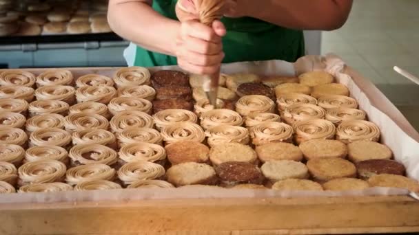 蛋糕店用奶油装饰饼干. — 图库视频影像