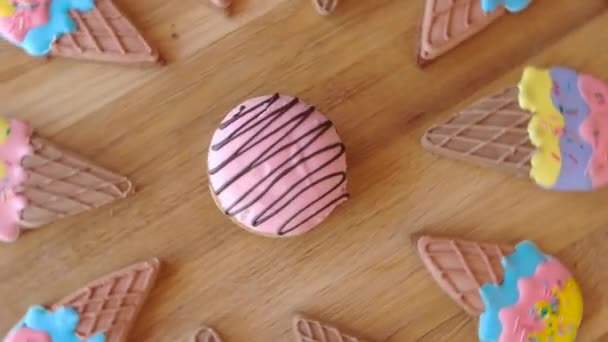 Πολύχρωμα γλασαρισμένα cookies σε ξύλινο φόντο. — Αρχείο Βίντεο