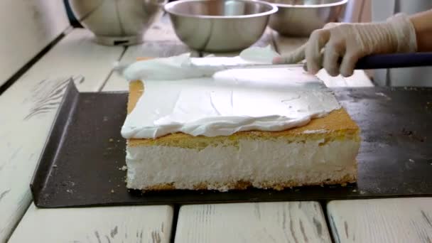 白クリームとシェフの焼きケーキ. — ストック動画