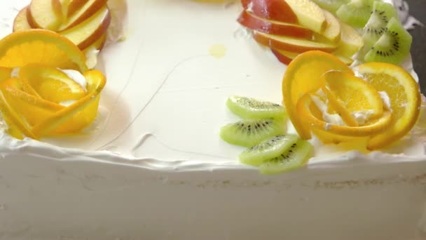 Cook hand decorating cake with fruits. — Stock Video