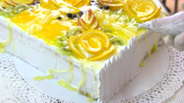 White cake with fresh fruits and jelly. — Stock Video