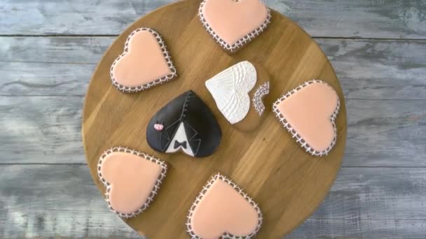 Galletas en forma de corazón recubiertas con esmalte . — Vídeos de Stock