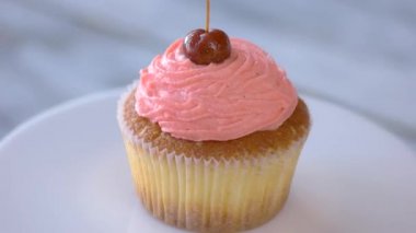 Beyaz tabakta vişneli kek.