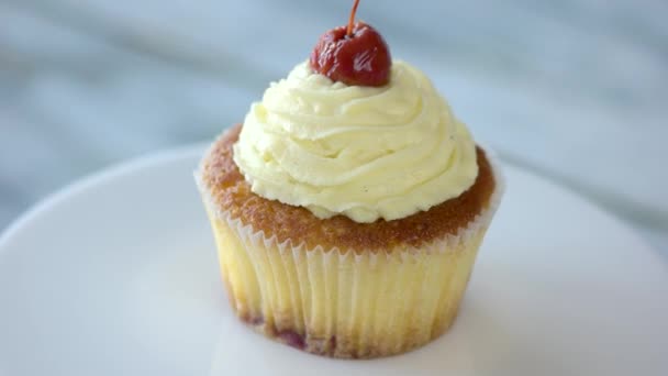 Cupcake con glassa alla vaniglia ciliegia . — Video Stock