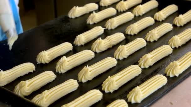 Eclairs extruido de la bolsa de pastelería . — Vídeos de Stock