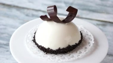 Çikolatayla süslenmiş kremalı tatlı..