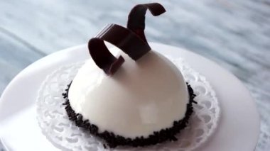 Tabağında ayna jölesi olan kremalı pasta.