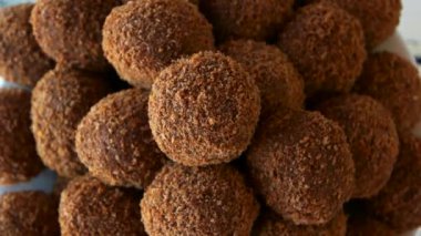 Taze tereyağlı çikolata topları.