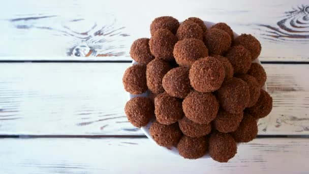 Montón de dulces en forma de bola oscura . — Vídeo de stock