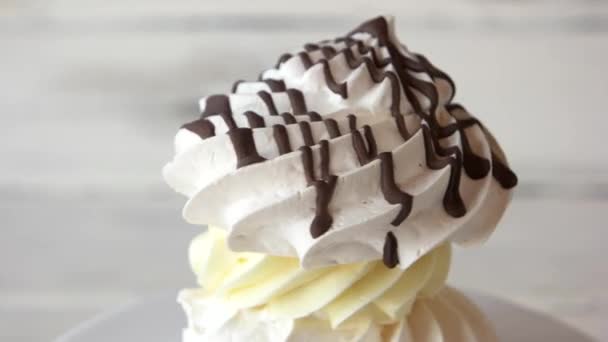 Yummy dessert from meringue and cream. — Stock Video