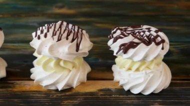 Çikolatayla süslenmiş krema.