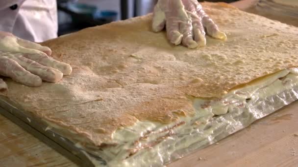 Ζαχαροπλάστης που φτιάχνει κέικ ναπολεόν. — Αρχείο Βίντεο