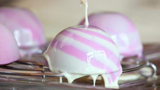 Beglazing van franse mousse cake close-up. — Stockvideo