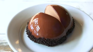 Parlak ayna, köpük kubbesi..