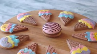 Çerezler ahşap tahta üzerinde buzlu.