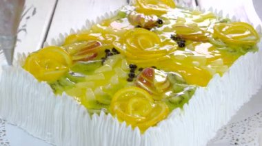 Beyaz kremalı pasta Dekorasyonu.