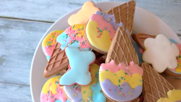 Cookies en forme de crème glacée sur assiette . — Video