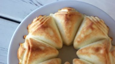 Tabak pişmiş peynirli kek ile.