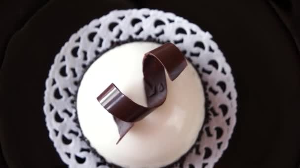 Mousse torta sul piatto, vista dall'alto . — Video Stock