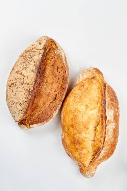 Taze pişmiş ekmek, üstten görünüm.