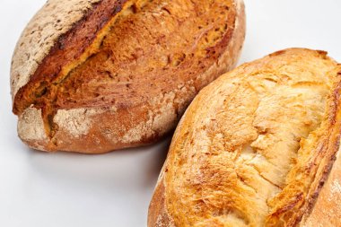 Beyaz arkaplanda taze kabuklu ekmek.