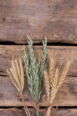 Tahta arka planda tahıl kulakları.