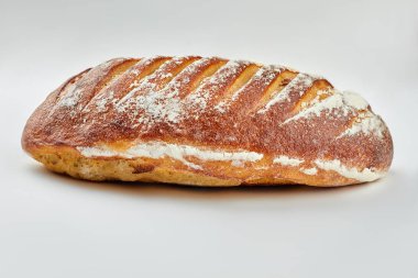 Beyaz zemin üzerinde un olan çıtır ekmek..