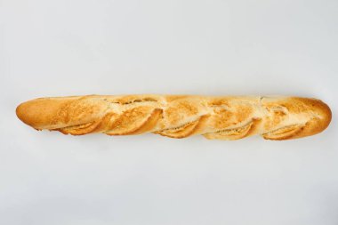 Beyaz arka planda uzun Fransız ekmeği.