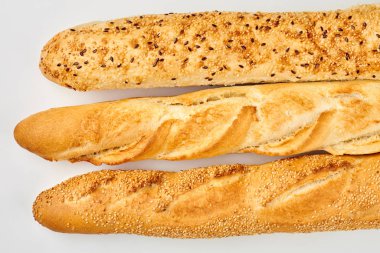 Üç taze baget yakın..