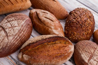 Taze ekmek arka planda.