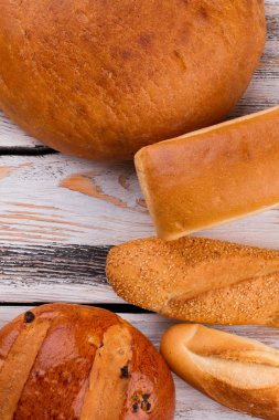 Ahşap zemin üzerinde çeşitli ekmek, üst görünüm.