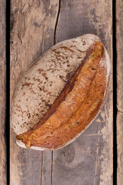 Rolo de pão fresco no fundo de madeira, vista superior . — Fotografia de Stock