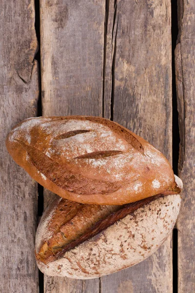 Pan fresco en tablas de madera agrietadas . — Foto de Stock