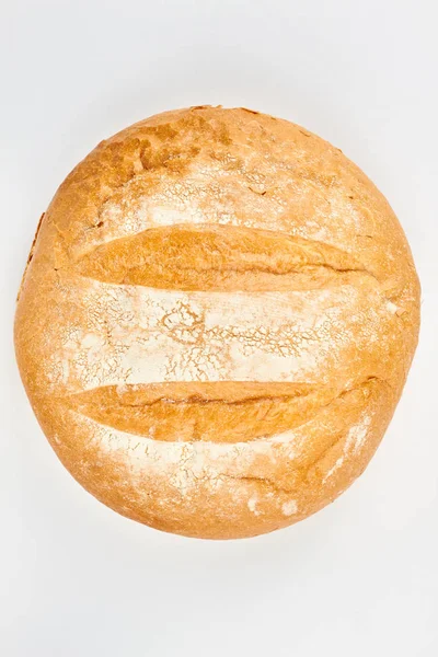 Okrągły chleb pszenny na białym tle. — Zdjęcie stockowe