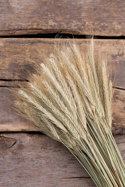 Κασκόλ Barley σε ξύλινο φόντο, πάνω όψη. — Φωτογραφία Αρχείου