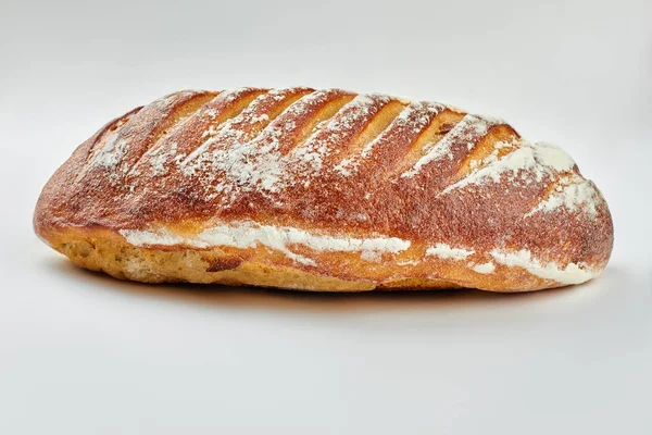 Chrupiący chleb z mąką na białym tle. — Zdjęcie stockowe