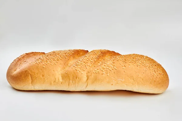 Świeży bochenek francuskiego chleba i przestrzeń do kopiowania. — Zdjęcie stockowe