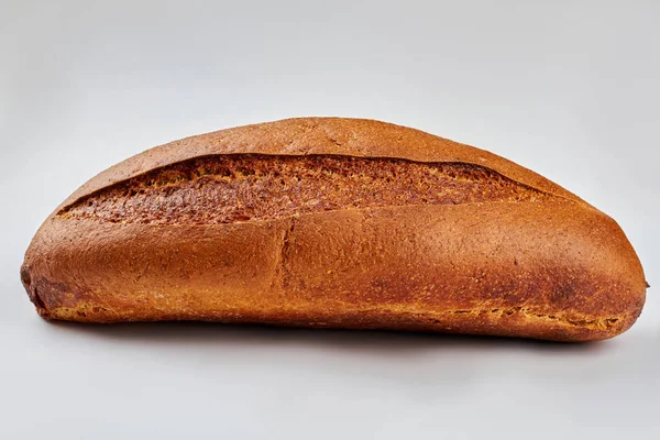 Chrupiący bochenek chleba na białym tle. — Zdjęcie stockowe