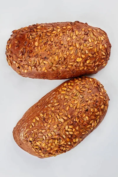 Természetes, teljes kiőrlésű kenyér, fehér háttér. — Stock Fotó