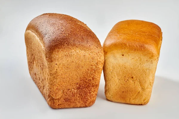 Pão castanho e branco . — Fotografia de Stock