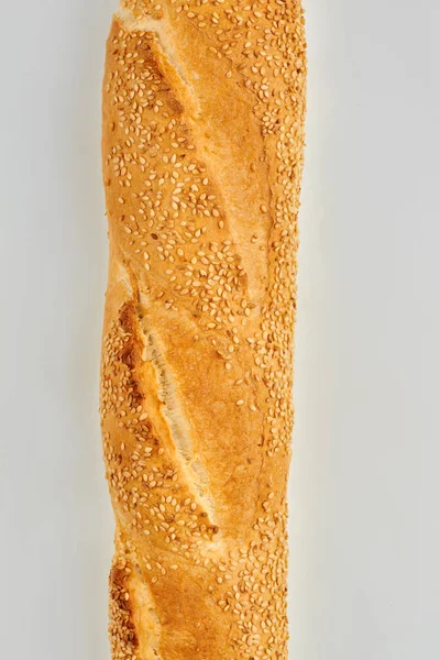Bílá francouzská bageta se sezamovými semínky, horní pohled. — Stock fotografie