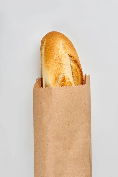 Französisches Baguette im Kraftpapierbeutel. — Stockfoto