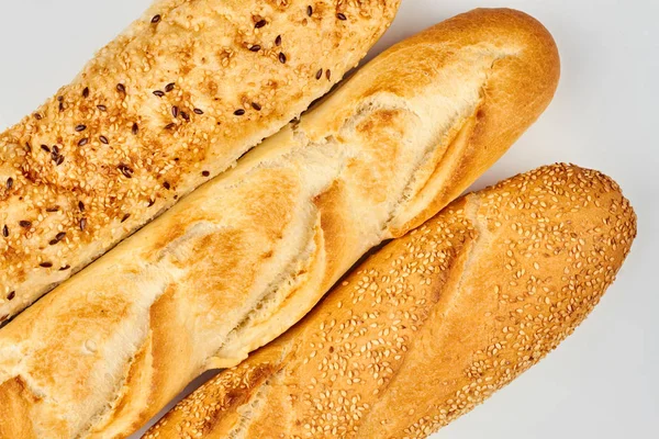 Tre baguette francesi su sfondo bianco. — Foto Stock