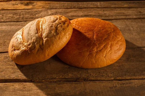 Rundbrot auf hölzernem Hintergrund. — Stockfoto