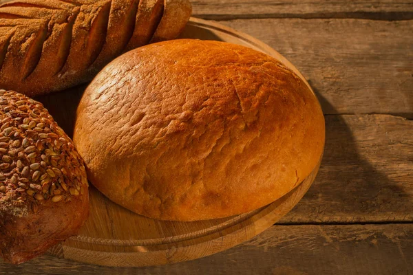 Gesundes Bio-Brot auf Schneidebrett. — Stockfoto